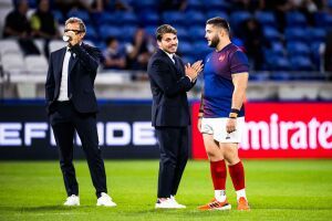 Antoine Dupont (avec Fabien Galthie et Cyril Baille ), demi de mêlée de la France blessée, regarde de la ligne de touche avant le match de la poule A de la Coupe du monde de rugby 2023 entre la France et l’Italie au stade de l’OL à Lyon, dans le sud-est de la France, le 6 octobre 2023.